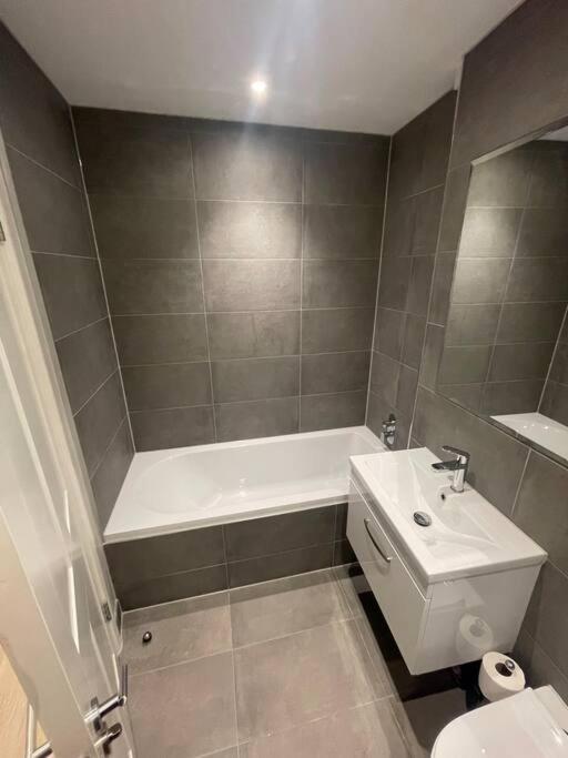 Apartamento Marvellous New Build 2 Bed Flat - 1 Ophelia Court Epsom Exterior foto
